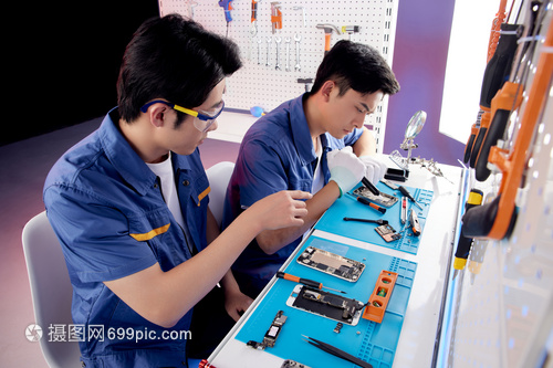 智能手機維修記 兩位年輕維修工的技術與熱忱